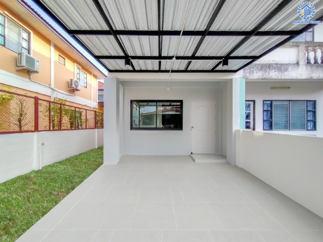 บ้านมืองสองตกแต่งใหม่ ม.พระปิ่น 2 บรมราชชนนี บ้านพร้อมอยู่ หลังใหญ่ บนเนื้อที่ 25.5 ตร.ว. ฟังก์ชัน 2 ห้องนอน 2 ห้องน้ำ 1 ที่จอดรถ บนทำเลศักยภาพ เดินทางสะดวก เชื่อมต่อถ.บรมราชชนนี, ถ.ศาลาธรรมสพ ใกล้ม.มหิดล และจุดขึ้นทางด่วน "ศรีรัช"